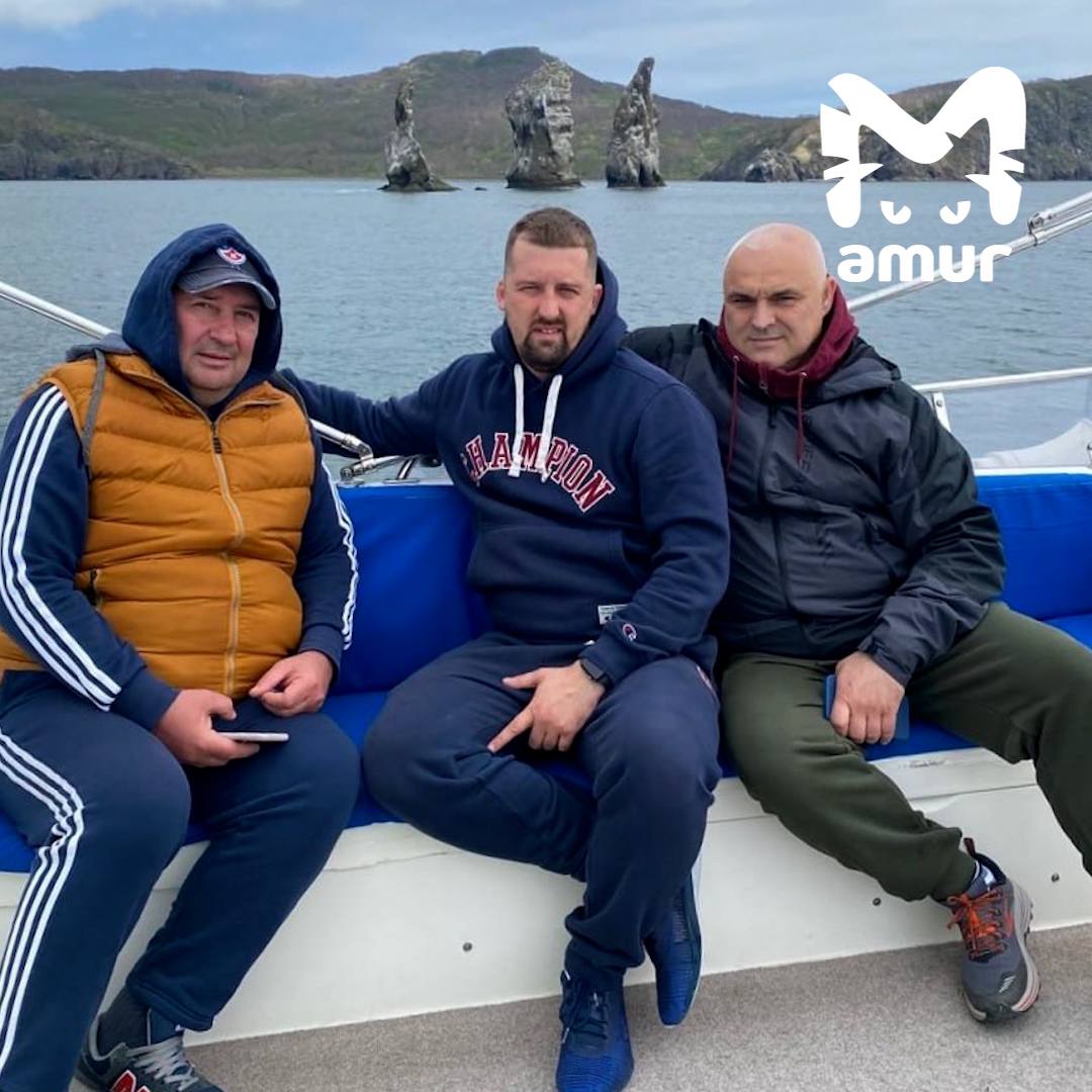 Глава крупного пивного и аграрного холдинга "Афанасий" пропал на Камчатке в день землетрясения.  Максим Ларин  на фото в центре  приехал на полуостров 28 июля. Вместе с ним прибыли руководитель направления питания ООО "Макларин" Вадим Дешёвкин и его сын.   За несколько часов до выхода в океан на рыбалку Вадим прислал фото у скал "Три Брата" в Авачинской бухте. С тех пор связи с ними нет.