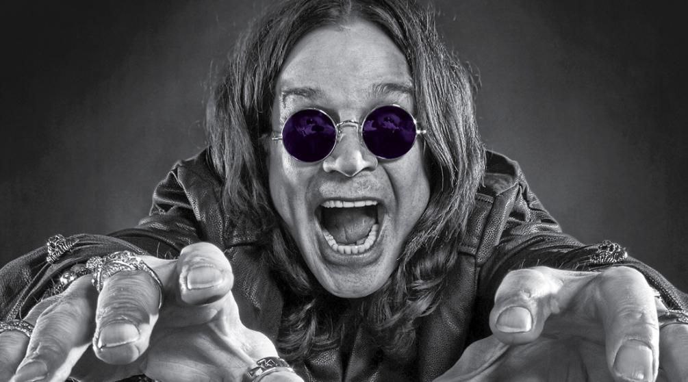 В возрасте 76 лет скончался один из основателей легендарной группы Black Sabbath — Оззи Осборн. Семья музыканта сообщила, что он ушёл из жизни, будучи «окружённым любовью». Осборн был не только символом эпохи, но и человеком, чья энергия и мрак стали голосом поколения. Его уход — завершение целой главы в истории рока.