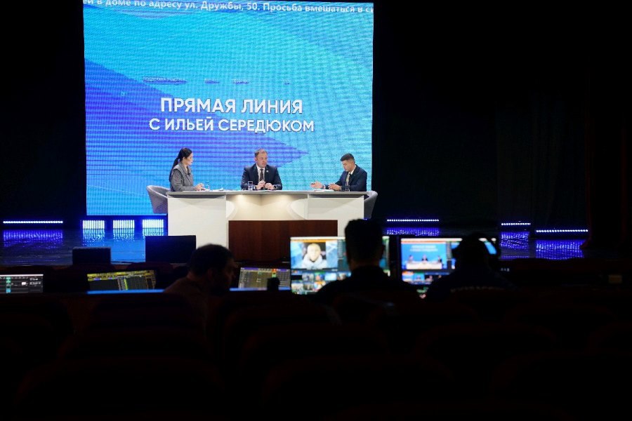 В Кузбассе создадут Совет по развитию предпринимательства при губернаторе На прямом эфире губернатора Ильи Середюка Авант Партнер задал вопрос о развитии в Кузбассе малого и среднего предпринимательства Представители бизнеса предложили создать на региональном уровне Совет который бы обеспечивал устойчивую связь власти и предпринимательского сообщества Это поможет дорабатывать нормативную базу с учетом реальных практик намечать точки роста предпринимательства улучшать бизнес климат в регионе Нам очень важен диалог с предпринимателями Давайте в декабре такую работу проведем Тем более мы очень часто говорим о диверсификации экономики а здесь у нас опора только на малый и средний бизнес поэтому предложение по созданию Совета принимается Очень важно чтобы в него входили не функционеры не чиновники а активные представители бизнеса которых у нас очень много ответил Илья Середюк   kuzzbas ru news economy 77660 html