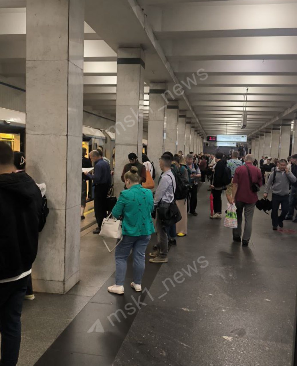 6 В метро случился сбой. На южном участке Калужско-Рижской линии временно увеличены интервалы движения для проверки инфраструктуры. Нет движения от станции «Октябрьская» до станции «Беляево». «Минут 10 стояли на "Академической", сейчас всех попросили выйти из вагонов. Объявляют, что поезд дальше не идет», — пишет читатель . Если вы сейчас находитесь на оранжевой ветке и наблюдаете сбой, то пишите нам: