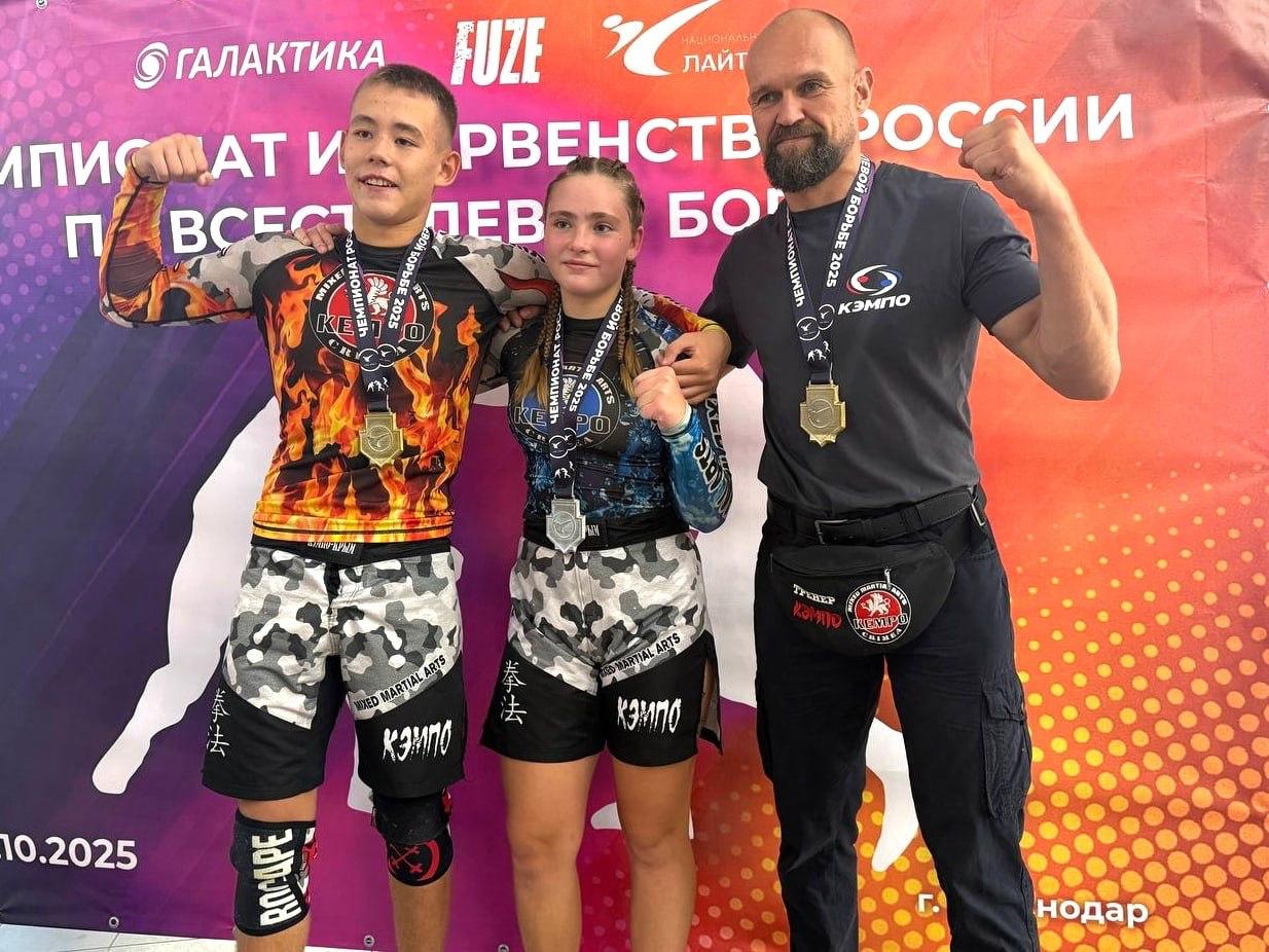 Феодосийцы завоевали два золота и серебро на чемпионате России по всестилевой борьбе 5 октября в Краснодаре прошёл чемпионат России по всестилевой борьбе проводимый федерацией Лайт файта На чемпионате было представлено 32 региона России в составе 50 команд Феодосию представляли спортсмены Крымской региональной физкультурно спортивной общественной организации Кэмпо под руководством старшего тренера Дмитрия Горбачева 1 место Дмитрий Горбачев ветераны 40 1 место Егор Лорензо юноши 14 15 лет 2 место Эмма Мишурова девушки 12 13 лет Администрация города Феодосии Республики Крым Как познакомиться с новыми друзьями и обсудить всё от мемов до музыки В ЧАТ ОБЩЕНИЯ ЗНАКОМСТВА SPCE найдёшь живое общение и новые интересные знакомства InsideAds