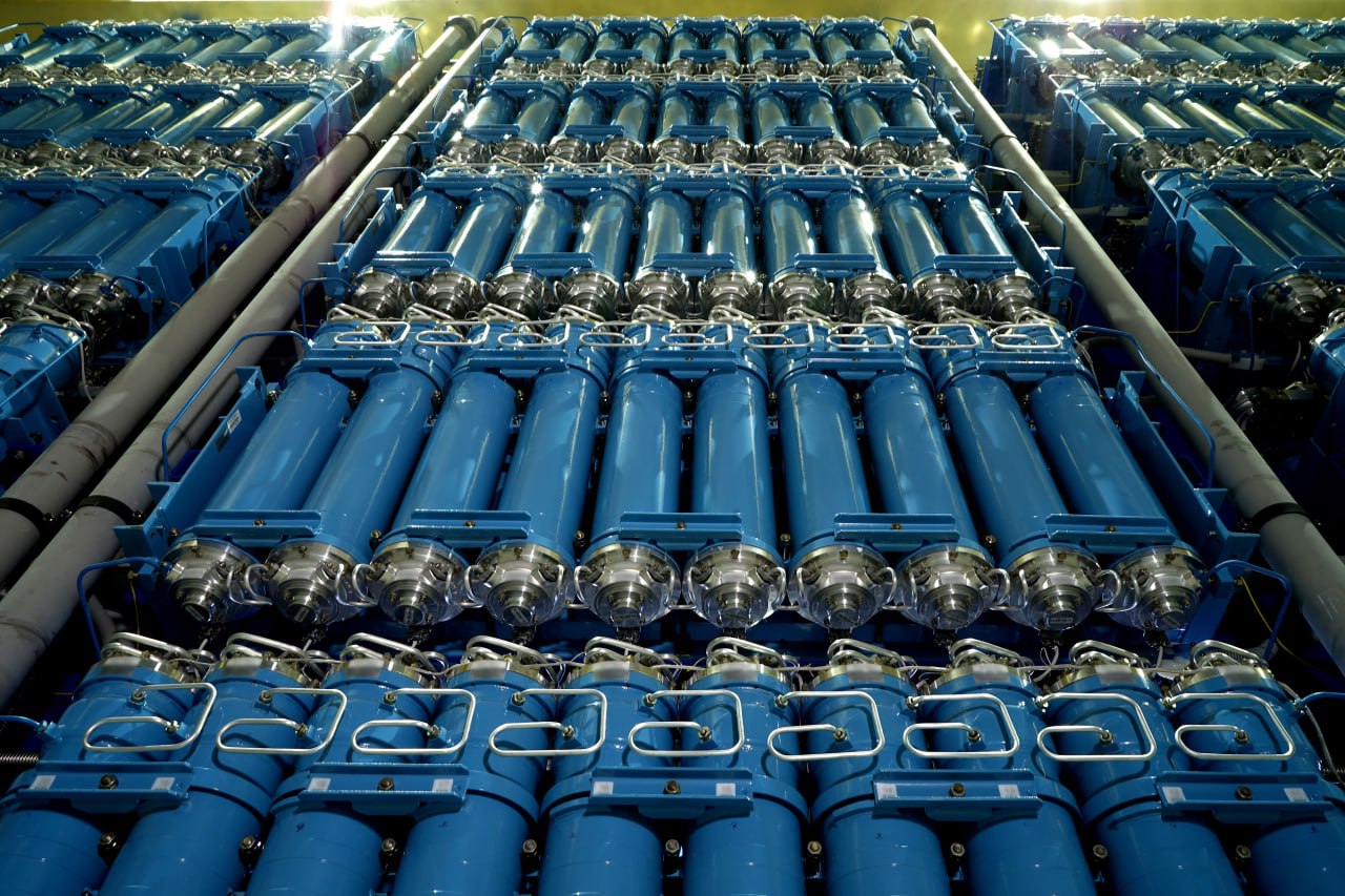 Росатом модернизирует завод по обогащению урана в Сибири На заводе разделения изотопов Сибирского химического комбината в Северске ввели в промышленную эксплуатацию первый блок высокопроизводительных газовых центрифуг поколения 9 Это уже третье из четырех предприятий Росатома занимающихся обогащением урана где внедряют новейшие центрифуги В 2018 году аналогичные проекты стартовали на Уральском электрохимическом комбинате в Свердловской области и на Электрохимическом заводе в Красноярском крае Следующим шагом планируется техническое перевооружение на Ангарском электролизном химическом комбинате в Иркутской области Наталья Никипелова президент ТВЭЛ Атомная отрасль уже вложила значительные средства в модернизацию предприятий по фабрикации ядерного топлива обогащению и конверсии урана а также по производству газовых центрифуг для разделения изотопов Эта работа станет основой для выполнения амбициозных задач по производству обогащенного урана и комплектного ядерного топлива для действующих и строящихся атомных энергоблоков в России и за рубежом Подписывайтесь на Росатом Оставляйте бусты новость ТВЭЛ СХК