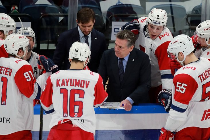 Новости большого спорта Тренерский штаб ХК Локомотив пополнил канадский специалист Майк Пелино Он хорошо знаком российским болельщикам в течение ряда лет зарекомендовав себя грамотным специалистом Ярославцам он также отлично известен своей работой в нашем клубе в качестве помощника и главного тренера Несмотря на уверенные позиции в турнирной таблице игру железнодорожников в этом сезоне трудно назвать сбалансированной мы маловато забиваем и не можем реагулярно наказывать соперников за удаления Тренерский штаб команды все последние месяцы выглядел недоукомплектованным но с приходом канадца эта проблема будем надеяться решится Пелино пользующийся у игроков авторитетом должен помочь раскрепостить ярославскую атаку Мы в МАХ подписаться и знать больше