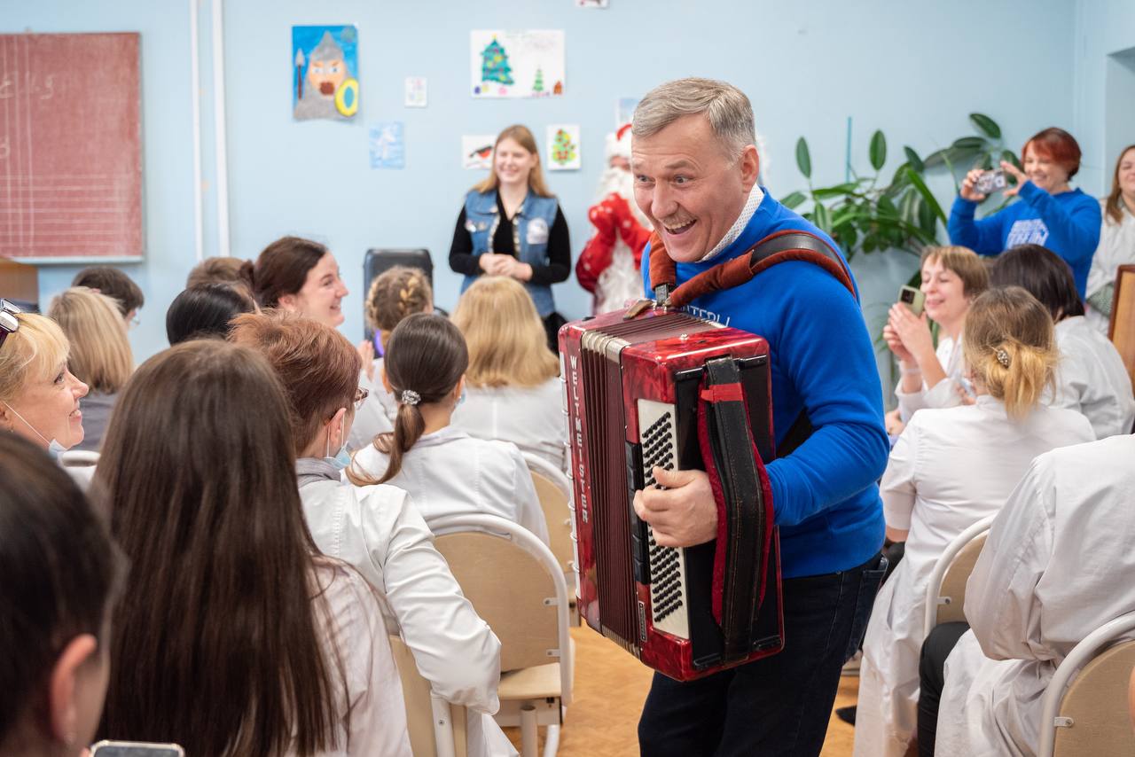 Волонтеры поздравили нижегородских медиков с наступающим Новым годом в рамках акции "Новый год в каждый дом".  • Добровольцы в костюмах Деда Мороза и Снегурочки поздравили коллектив поликлиники №30 и вручили 150 сотрудникам сладкие подарки.  • Волонтеры организовали праздничный концерт с баянистом и новогодними песнями для работников поликлиники.  • Руководитель НРО ВОД "Волонтёры Победы" Мария Самоделкина пожелала медикам крепкого здоровья, счастья и благополучия в Новом году.  • Руководитель НРО ВОД "Волонтёры-медики" Любовь Трефилова выразила благодарность сотрудникам больниц и поликлиник за их труд и поддержку.    Подробнее