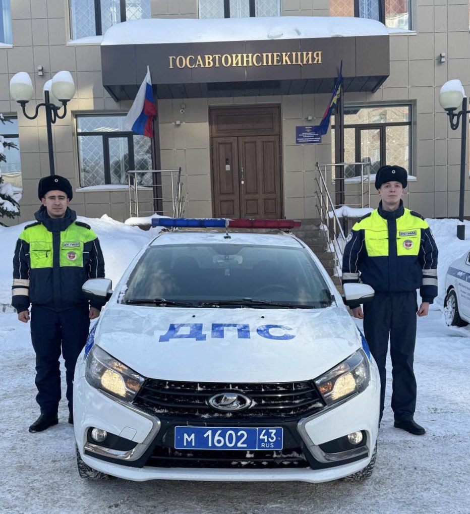 Автоинспекторы оказали помощь кировчанке попавшей в сложную ситуацию на дороге Экипаж дорожно патрульной службы Госавтоинспекции УМВД России по г Кирову в составе лейтенанта полиции Артема Четвертных и лейтенанта полиции Владислава Пономарева находясь на маршруте патрулирования загородной автодороги заметил автомобиль съехавший в кювет  Как выяснилось женщина водитель не справилась с управлением в сложных зимних условиях и оказалась в снежной ловушке Сотрудники полиции остановились и убедившись что женщине не нужна медицинская помощь вытащили её автомобиль из кювета Позже женщина обратилась в дежурную часть УМВД России по г Кирову со словами искренней благодарности в адрес сотрудников кировской Госавтоинспекции которые не остались равнодушными и помогли ей выбраться из непростой дорожной ситуации За проявленную инициативу профессионализм и оказание помощи гражданину сотрудникам полиции была объявлена благодарность начальника УМВД России по г Кирову Подписаться на канал Полиция Кировской области