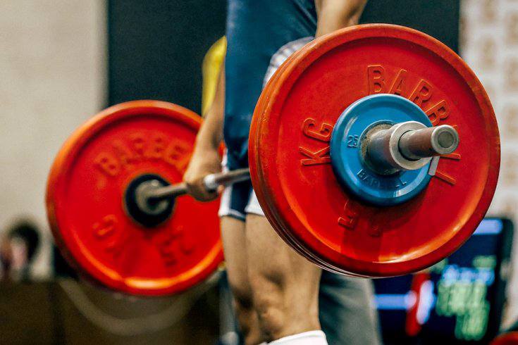 Польшу лишили права проведения ЧЕ по тяжелой атлетике за отказ в визах россиянам и беларусам Исполком Европейской федерации тяжелой атлетики принял решение перенести юниорский ЧЕ который должен был пройти в Люблине с 23 по 30 сентября в Албанию сообщает ТАСС Польшу лишили права проведения этого турнира из за отказа визовых гарантий для спортсменов из РФ и Беларуси В организации подчеркнули что организация придерживается позиции о том что спорт не должен зависеть от политики Европейская федерация тяжелой атлетики выступает за равные возможности и единство посредством спорта и не приемлет дискриминацию основанную на политических или геополитических обстоятельствах особенно в то время когда во всем мире растет напряженность говорится в заявлении организации Осенью 2025 года глава Европейской федерации тяжелой атлетики Астрит Хассани направил письмо главе МОК Кирсти Ковентри в котором предложил вернуть россиянам и белорусам право выступать под национальными флагами Подписаться на Российскую газету в Читать нас в MAX