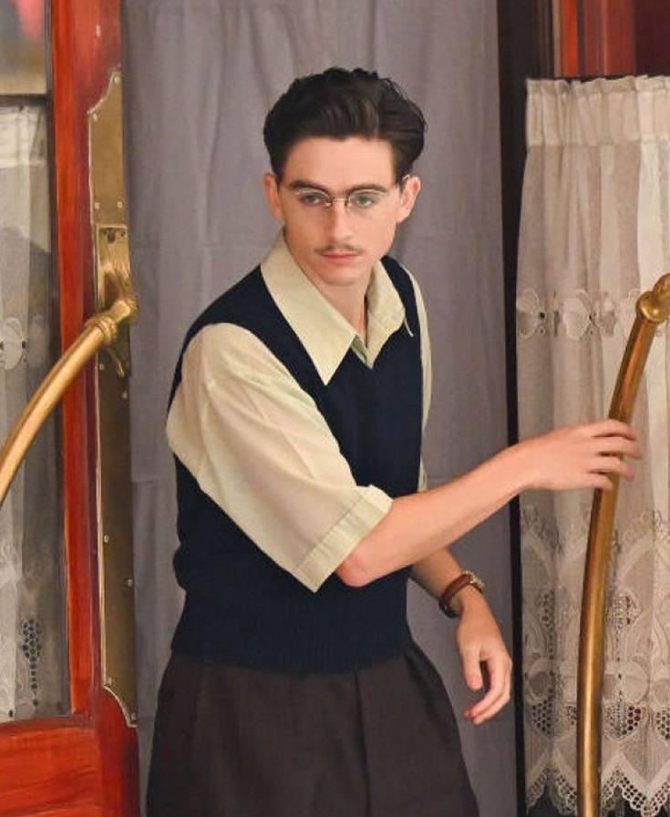 Тимоти Шаламе отказался от дублера ягодиц в фильме Марти Суприм В одной из сцен персонаж Шаламе получает по ягодицам ракеткой для настольного тенниса Для съемок заранее приготовили каскадера но актер решил обойтись без него Он не хотел чтобы в вечности была запечатлена чужая задница В итоге Шаламе пришлось несколько часов терпеть удары ракеткой сцену снимали 40 дублей ВПШ