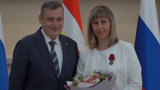 Александр Хинштейн вручил курянам государственные награды РФ и награды Курской области - Большое число людей своим трудом, мужеством, самоотверженностью сделали немало для того, чтобы Курская область жила и развивалась, для того, чтобы она была полностью освобождена от врага, для того, чтобы процветала наша Россия, - подчеркнул врио губернатора. На торжественной церемонии в преддверии Дня России отметили заслуги тех, кто отличился в самых разных сферах и отраслях, - медработников, военных, специалистов коммунальных служб, глав приграничных районов, депутатов, священников, сотрудников различных учреждений, работников культуры. Александр Хинштейн поздравил всех с наступающим праздником. - На любом участке каждый может и способен себя проявить. Всё зависит от человека. И я очень рад, что на курской земле живёт огромное множество достойных людей, которые думают о других, приходят на помощь людям и которыми мы по праву гордимся. Большое спасибо за то, что служите нашей стране. Сейм Курская область