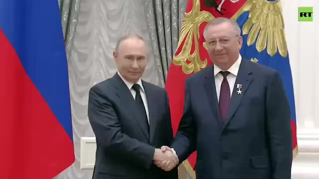 Путин наградил Владимира Спивакова золотой медалью Героя Труда