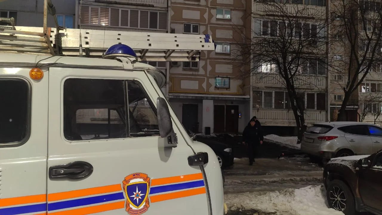 В Казани пенсионер застрял вниз головой в подъезде В Казани на улице Ломжинской 66 летний мужчина застрял вниз головой между лестничной решеткой и стеной в подъезде своего дома Спасатели прибыли на место и с помощью гидравлического инструмента освободили пенсионера К счастью он не получил травм и отказался от медицинской помощи вернувшись к родственникам Подписаться Сообщить новость Вести Татарстан в MAX