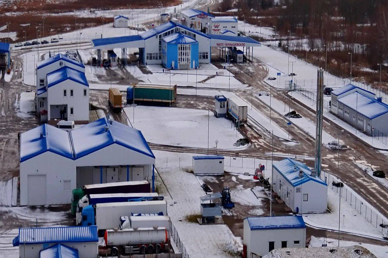 ФТС России предупреждает перевозчиков о возможных затруднениях на границе с Литвой из за сбоев в информационных системах Возник риск затруднений при перемещении товаров через российско литовский участок границы Калининградская область Как сообщается на официальном сайте Таможенной службы Литовской Республики в результате плановых отключений с 24 января 2026 года не восстановлена работоспособность информационных систем в том числе система обработки таможенных деклараций MDAS интеллектуальная система обработки таможенных деклараций iMDAS национальная система контроля транзита NTKS система представления товаров PPMKS Рекомендуется заинтересованным лицам учитывать указанную информацию о затруднениях при пересечении границы через МАПП Чернышевское Таможенный пост МАПП Чернышевское Калининградской областной таможни работает в штатном режиме