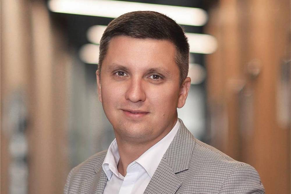 Еще один выходец из Оренбургской области получил высокий пост в свердловском правительстве Новым замом министра образования стал выходец из Оренбуржья Никита Сафин Это очередной оренбургский чиновник получивший назначение в кабмине после возвращения на Средний Урал экс губернатора Оренбургской области Дениса Паслера Так заместителем губернатора министром здравоохранения с начала апреля работает Татьяна Савинова а должности замминистра заняли ее экс подчиненные в оренбургском кабмине Евгений Кречетов и Вячеслав Липатов Министерство образования Свердловской области