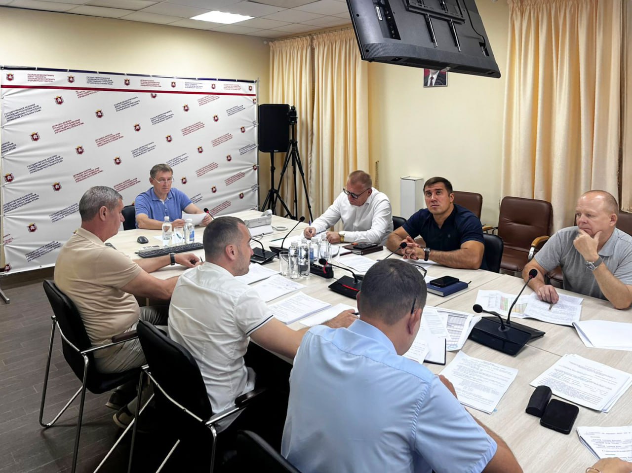 В ГКУ «Инвестстрой» рассмотрели ход реализации инфраструктурных проектов, реализуемых в рамках Госпрограммы развития Крыма и РАИП, где необходимо повысить динамику работ. Основной акцент сделан на ускорение темпов строительства и устранение замечаний. В числе ключевых объектов: строительство и реконструкция социальных и инженерных объектов, в том числе детских садов на 280 мест в Евпатории и 150 мест в селе Изобильное, школы на 500 учащихся в симферопольском микрорайоне «Марьино». Отдельное внимание уделили строительству 120-квартирного дома в Ялте и психоневрологического интерната на 250 койко-мест в Бахчисарае, а также модернизации важных инженерных коммуникаций: водоснабжению, водоотведению и очистным сооружениям. Среди приоритетных участков – Евпатория, Феодосия, Алушта, Кацивели, Симеиз и другие курортные зоны. Реализация программы требует системного подхода, оперативного реагирования на проблемные вопросы и упреждения рисков.