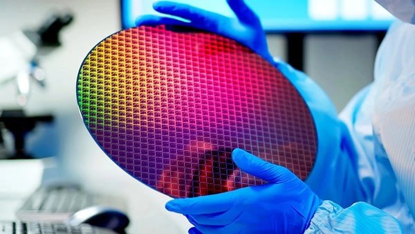 TSMC прогнозирует огромный спрос на 2 нм техпроцесс Тайваньский полупроводниковый гигант TSMC прогнозирует что спрос на продукцию на техпроцессе 2 нм окажется крайне высоким выше чем на 3 нм чипы Первые производственные линии компании будут размещены на четырех площадках в Баошане Синьцзю и Гаосюне Среди крупнейших клиентов Apple Nvidia AMD Qualcomm MediaTek и Broadcom Скорее всего intel ограничится техпроцессом TSMC N3B и собственными разработками Новые 2 х нанометровые пластины окажутся крайне дорогими Тем временем TSMC поставила цель достичь объемов выпуска в 100 000 пластин в месяц к 2026 году Apple Qualcomm и MediaTek будут использовать этот техпроцесс для флагманских SoC а AMD для своих процессоров EPYC Venice Запуск массового производства запланирован на четвертый квартал 2025 года TSMC Nvidia AMD intel Apple Подписывайтесь на ARCHiTECH Чат