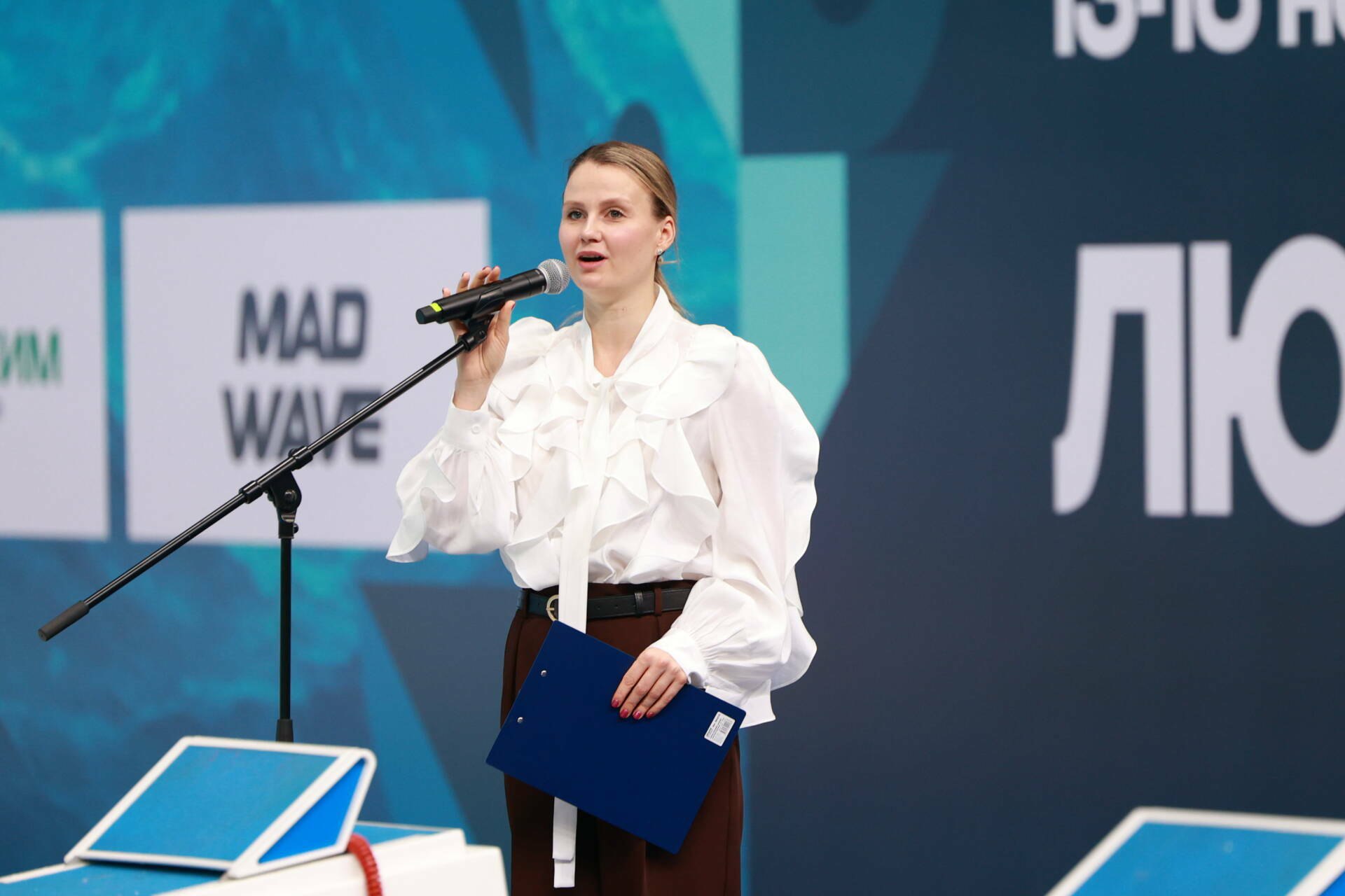 Пацкевич Спасибо Республике за возможность развивать водные виды спорта Трехкратная олимпийская чемпионка по синхронному плаванию Александра Пацкевич приехала в Казань на любительский турнир Кубка Мастерс по водным видам спорта Она является одним из организаторов данных соревнований Бывшая спортсменка поделилась впечатлениями о столице РТ и выразила благодарность руководству за возможность проведения турнира Казань как всегда встречает нас радушно тепло и не в первый раз Мне будучи профессиональной спортсменкой было всегда приятно приезжать сюда Огромное спасибо Республике Татарстан за возможность развивать водные виды спорта в нашей стране Читать полностью