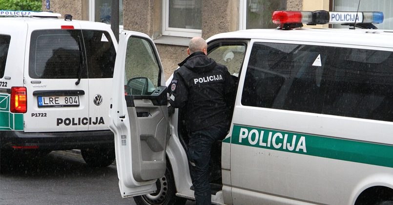 В Литве удалось установить местонахождение гражданина России, который в июне покинул транзитный поезд Адлер — Калининград.  Подробности дела не раскрываются в связи с продолжающимся расследованием. Однако, по информации литовских СМИ, профильные службы осведомлены о его текущем местонахождении.  По версии следствия, инцидент произошёл 17 июня: мужчина, предположительно, выпрыгнул из движущегося поезда в районе города Кибартай. О происшествии стало известно после того, как проводник обнаружил открытую дверь вагона — это случилось за 25 минут до прибытия состава на станцию.  На поиски россиянина были направлены вертолёт, кинологи и операторы беспилотников, однако первоначально поиски не дали результата.