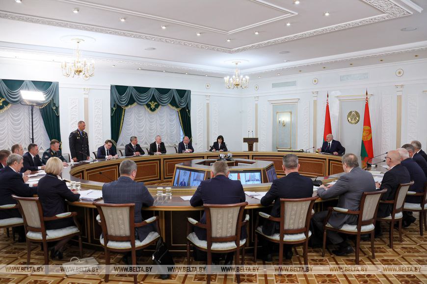 "Закручивайте на всю катушку". Лукашенко поручил милиции разобраться с одним принципиальным вопросом Глава государства предупредил, что хорошо осведомлен о ситуации на местах и без привлечения милиции: "Что только можно, то и воруют. Пресечь надо железным образом". Президент потребовал от милиции разобраться с этой проблемой: "Закручивайте по линии милиции, да и других правоохранительных органов, на всю катушку". #Президент
