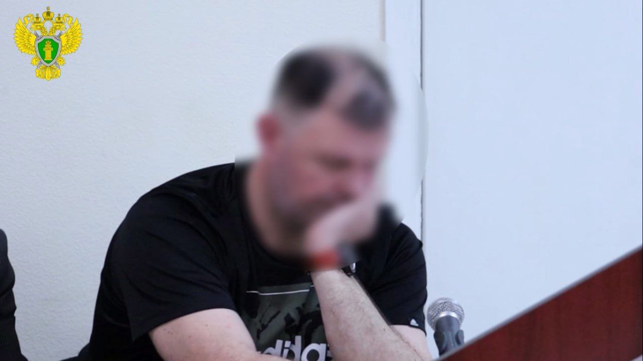 В Севастополе осудили посредника который похитил 23 автомобиля под видом перепродажи Гагаринский районный суд Севастополя вынес приговор по делу о мошенничестве и растрате 43 летний местный житель признан виновным по статьям о мошенничестве в крупном и особо крупном размерах а также о растрате в особо крупном размере Мужчина предоставлял услуги посредника при купле продаже подержанных автомобилей в Севастополе Он арендовал площадку с автомойкой на улице Хрусталева для предпродажной демонстрации машин С мая 2021 по январь 2023 года он обманом получил от владельцев 22 автомобиля и документы к ним обещая продать их быстро и выгодно Еще один автомобиль он взял для химчистки салона На самом деле он не собирался выполнять свои обязательства и не вернул ни машины ни деньги В результате потерпевшим был нанесен ущерб на сумму свыше 45 5 миллиона рублей Суд согласившись с позицией гособвинителя назначил виновному 9 лет лишения свободы в исправительной колонии общего режима Осужденного взяли под стражу прямо в зале суда Приговор пока не вступил в законную силу Вести Севастополь vesti92 Вести Севастополь в MAX