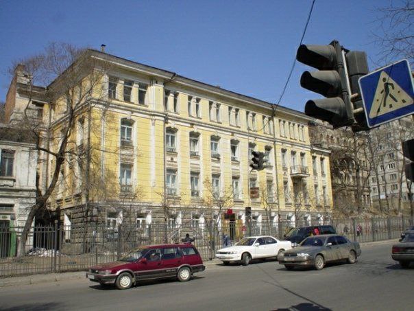 официально Управление по работе с муниципальным учреждениями образования Владивостока проводит проверку по инциденту который произошёл в школе 9 Ученики спровоцировавшие давку руководитель образовательного учреждения и педагоги школы которые ее допустили дадут объяснения Все виновники произошедшего будут привлечены к ответственности строго в рамках закона Управление образования держит ситуацию под контролем