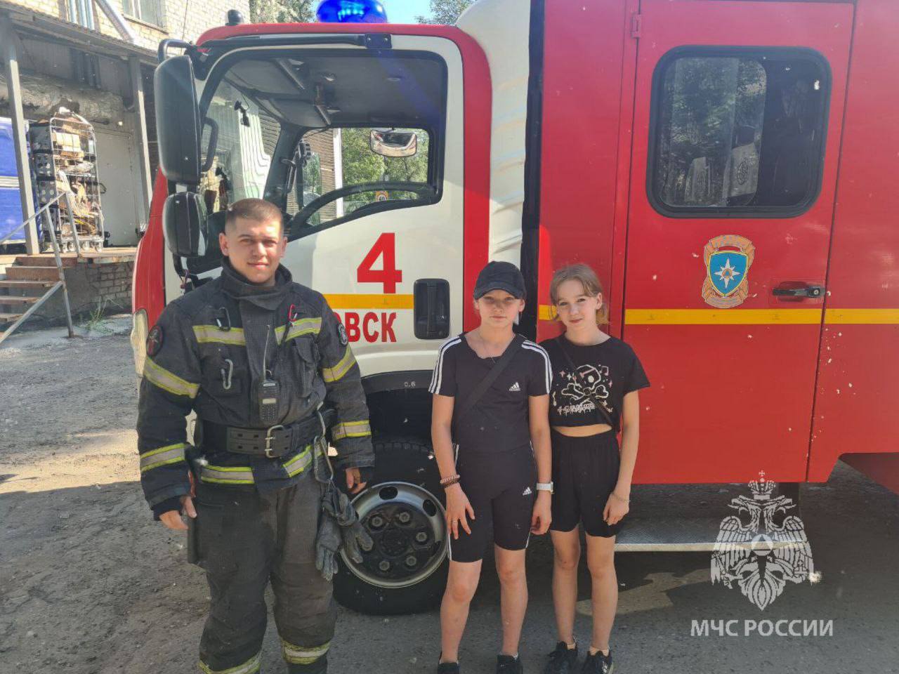 В Ульяновске девочки потушили пожар На Локомотивной в одном из дворов загорелся тополиный пух. Огонь быстро перешел на сухие ветки и подступал к магазину. Это заметили две девочки, они вызвали пожарных, попросили в магазине ведра и начали тушить огонь. Так дети предупредили крупный пожар. Прибывшие сотрудники МЧС России поблагодарили школьниц: «Огромное спасибо Насте Тумановой и Алисе Трениной из школы №48 за бдительность и смелый поступок».