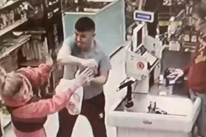 «Я с СВО!»: в супермаркете на Эльмаше мужчина избил девушку около кассы В супермаркете на Таганской мужчина избил девушку, стоявшую с ним в очереди на кассу. Видео инцидента сняла камера наблюдения супермаркета. Пострадавшая рассказала порталу E1.RU, что ранее не видела этого мужчину. — Он говорил с кем-то и вдруг сказал: «Шалава». Я спросила: «Это вы мне?». Он начал хамить, бросил пакет и стал меня бить. Ещё сказал: «Я с СВО, мне за это ничего не будет!», — сообщила потерпевшая. Екатеринбурженка зафиксировала побои. У неё остался синяк под глазом, теперь у неё кружится голова. После конфликта женщина встретилась с этим мужчиной еще раз. Он начал угрожать местной жительнице. В пресс-группе УМВД Екатеринбург сообщили, что пострадавшая к ним пока не обращалась. — На место направлен участковый уполномоченный для проведения проверки и установления обстоятельств происшествия, — отметили в полиции.