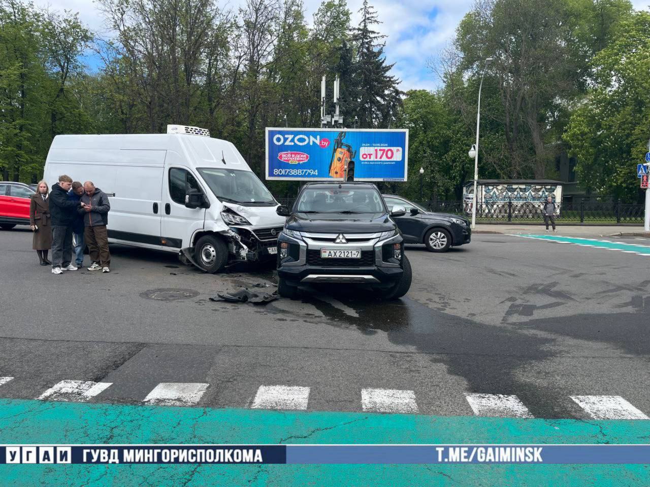 На ул. Янки Купалы случилось ДТП из-за проезда на красный свет. Водитель автомобиля Fiat выехал на перекресток с ул. Интернациональной на красный свет и столкнулся с Mitsubishi, который поворачивал на зеленый сигнал светофора. В ДТП никто не пострадал. Видео: ГАИ «Минск-Новости» MINSKNEWS.BY Telegram Viber FB VK Inst TikTok YouTube