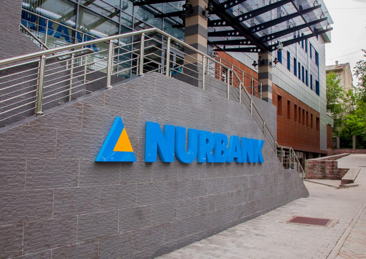 Нурбанк досрочно вернет часть госпомощи в размере 4 5 млрд тенге Нурбанк планирует выкупить 4 5 млн облигаций по номинальной стоимости 1000 тенге Выкуп облигаций начнется 27 ноября текущего года После возврата на балансе банка останется 42 3 млрд тенге государственной поддержки вместо текущих 46 8 млрд тенге Решение о частичном досрочном погашении государственной поддержки с учетом поручения Главы государства а также в соответствии с политикой социальной ответственности банка Досрочный возврата госпомощи стал возможен благодаря стабильному финансовому положению банка и его эффективной деятельности На 01 октября текущего года активы банка увеличились на 3 до 550 млрд тенге Нурбанк показывает качественный кредитный рост доля NPL сократилась до 6 8 против допустимых 10 Процентные доходы увеличились на 14 Как следствие чистая прибыль выросла на 12 собственный капитал банка прирос на 8 до 76 млрд тенге В Нурбанке реализуется новая стратегия развития направленная на дальнейшее укрепление позиций финансового института на рынке Главный акцент стратегии цифровая трансформация развитие транзакционного бизнеса усиление digital решений а также поддержка малого и среднего предпринимательства прокомментировала Председатель Правления Нурбанка Гульнара Финансовый институт сохраняет приверженность досрочному возврату государству средств полученных в качестве финансовой поддержки При этом график и объемы частичного досрочного погашения обусловлены финансовыми результатами деятельности банка В настоящее время Нурбанк демонстрирует уверенный рост позволяющий досрочно исполнять свои обязательства перед государством АО Нурбанк имеет лицензию 1 2 15 193 от 3 февраля 2020 года выданную Агентством РК по регулированию и развитию финансового рынка ПартнёрскийМатериал