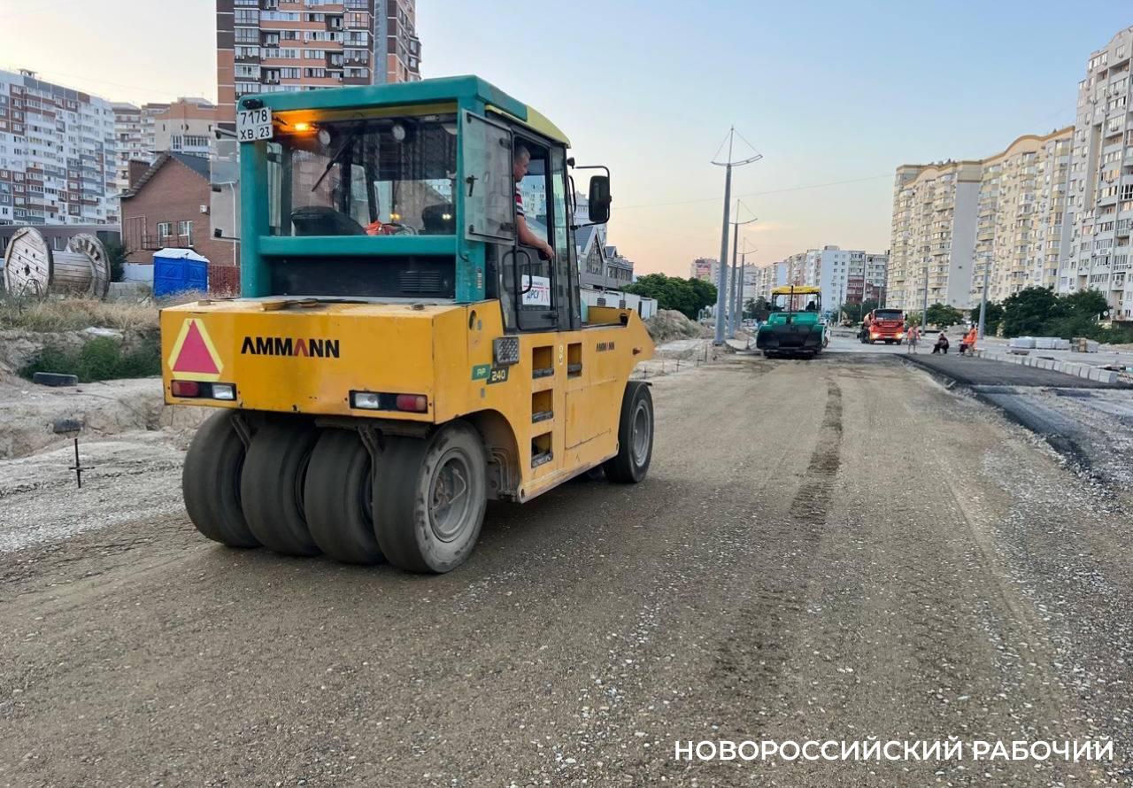 В Новороссийске новый год начнется с ремонта улицы Горького за 45 млн рублей Капитальный ремонт трассы уже запланирован Предварительная стоимость реализации проекта 45 млн руб Ориентировочный срок выполнения до конца первого полугодия 2026 года Примерно в это же время приведут в порядок и Абраусскую дорогу Сейчас дорожники уже приступили к капитальному ремонту трассы Подъезд к селу Абрау Дюрсо Стоимость объекта 114 млн рублей По правой стороне вдоль тротуара будет еще и освещение Капремонт запланирован на подъезде к станице Раевской Проектная документация на работы разрабатывается Министерством транспорта и дорожного хозяйства Краснодарского края Протяжённость участка 6 км работы начнутся в 2026 году планируется получение заключения экспертизы до конца этого года Из планов на будущий год капитальный ремонт дороги по ул Росистая от урочища Широкая Балка до с Федотовка Уже получено положительное заключение экспертизы планируется подача заявки на софинансирование в 2026 году novorab official Мы в МАХ