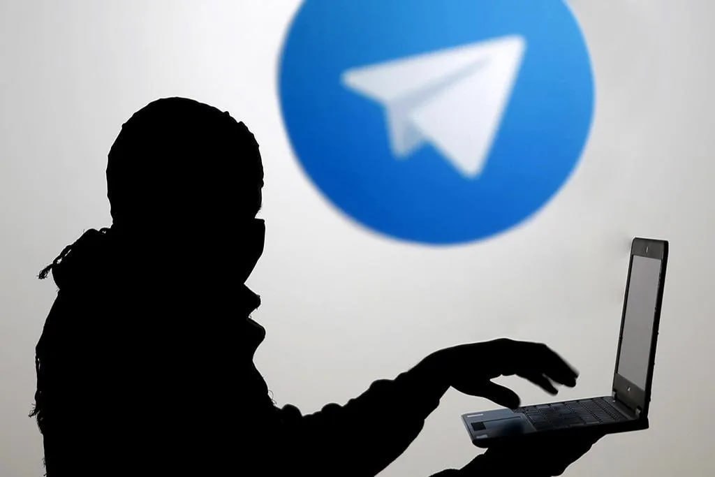 Как защитить аккаунт в Telegram от мошенников  Защитить свой аккаунт от жуликов в мессенджере можно благодаря трем действиям в настойках. Об этом рассказал руководитель Kaspersky GReAT в России Дмитрий Галов. Вот вам правила, как нужно действовать:   Включить двухфакторную аутентификацию В Telegram эту функцию выполняет облачный пароль. Его нужно будет вводить для каждого входа в Telegram-аккаунт с нового устройства.   Разрешить звонки в мессенджере только своим контактам Такой шаг позволит частично минимизировать риски столкнуться с телефонными аферистами в мессенджере.   Ограничить возможность добавления в группы Для этого в настройках конфиденциальности нужно зайти в раздел "Приглашения". Отметим, что существуют схемы, в которых аферисты создают группы в Telegram, куда добавляют потенциальных жертв и просят проголосовать по ссылке, например, за ребенка в детском конкурсе.