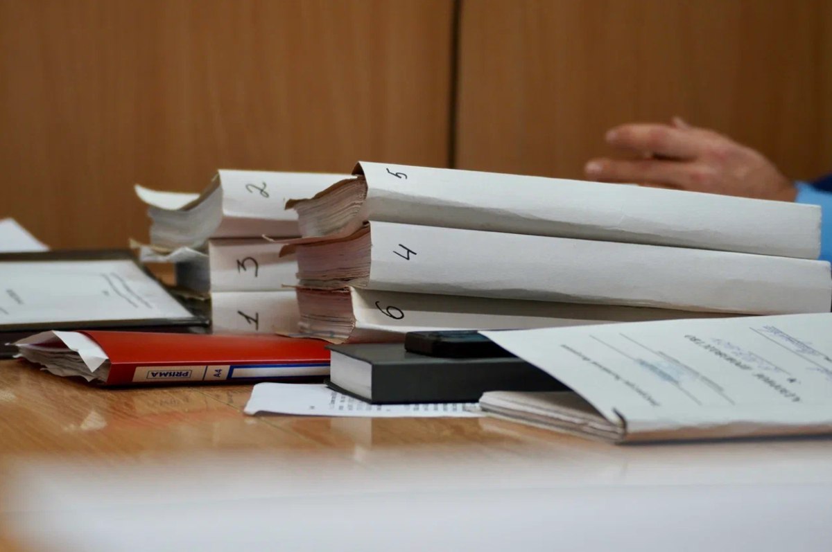 С 1 сентября начнёт действовать закон о штрафах за поиск экстремистских материалов что о нём известно Недавно издание Лайфхакер опубликовало материал о законе который начнёт действовать в России уже с понедельника За умышленный поиск экстремистского контента будут предусмотрены штрафы от 3 до 5 тысяч рублей При этом как именно правоохранители будут выявлять нарушителей в тексте документа не указано Журналисты обсудили с медиаюристом Светланой Кузевановой нюансы нового закона Издание Лайфхакер советует до 1 сентября стоит очистить историю поиска не только в браузерах но и в соцсетях мессенджерах приложениях и даже на умных телевизорах Также рекомендуется проверить подписки и закладки среди них могут быть материалы признанные экстремистскими Можно включить автоматическую очистку истории поиска Подробнее о новом законе в материале Лениздата Фото MR7