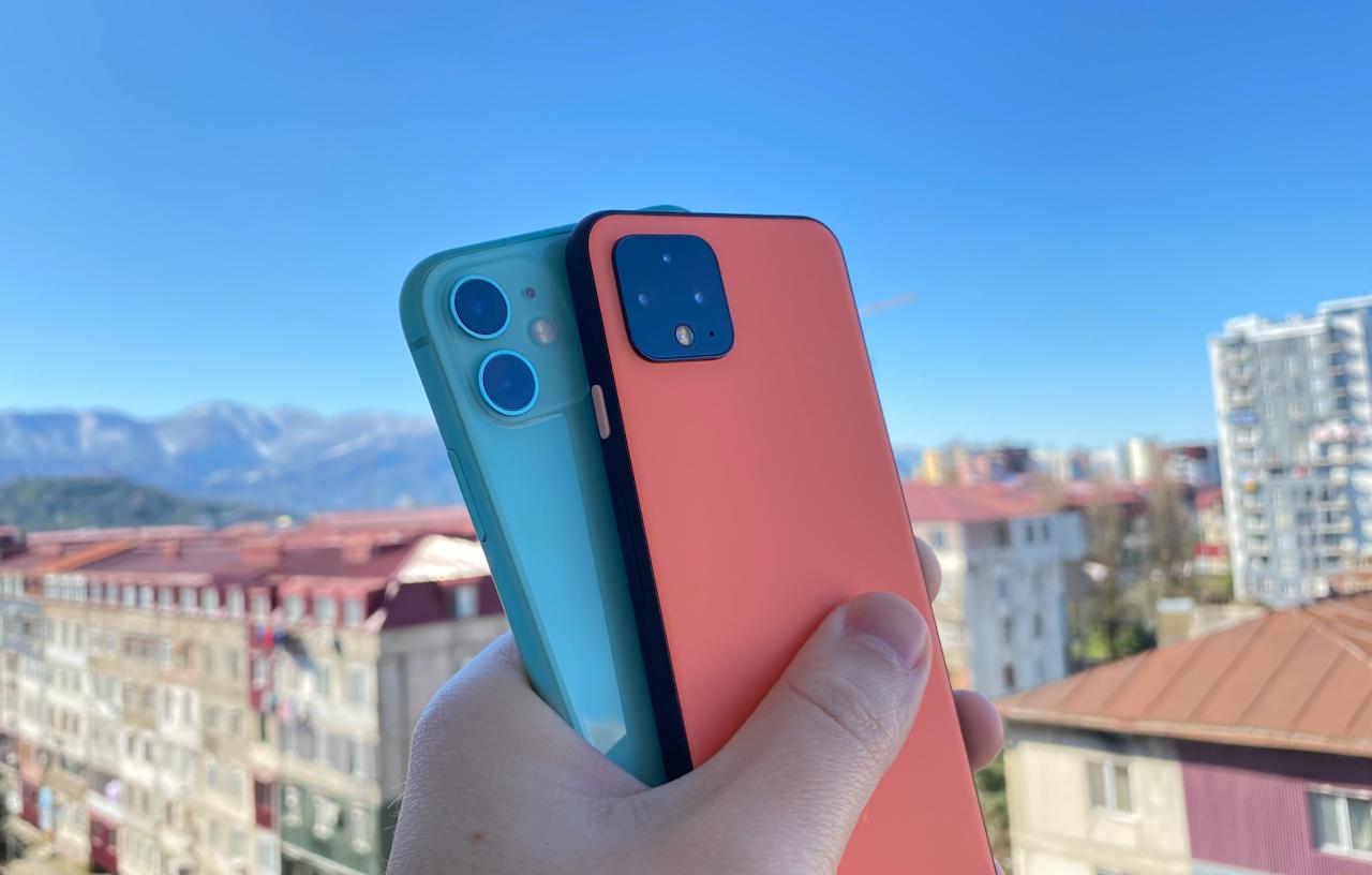 Раскрыта железобетонная причина выбрать iPhone, а не Android-смартфон МВД РФ раскрыло четыре способа, которыми пользуются мошенники, чтобы заставить человека установить фишинговые приложения дистанционно. Предупреждение опубликовало Управление по организации борьбы с противоправным использованием информационно-коммуникационных технологий МВД. Ведомство поясняет: «Вредоносное программное обеспечение не появляется в устройстве из ниоткуда. Цель злоумышленников — обойти вашу осторожность и заставить добровольно установить вредоносный APK-файл на ваш Android-телефон». Чаще всего используются четыре легенды: