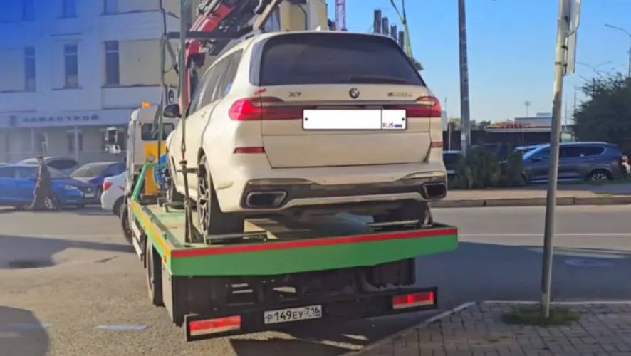 Казанец лишился BMW за долг в 8 млн рублей В Казани местный житель лишился BMW из за долга в 8 миллионов рублей перед юридическим лицом По данным пресс службы Республиканского управления судебных приставов мужчина припарковал автомобиль всего в 30 метрах от их здания Иномарку арестовали а должнику сообщили что она будет выставлена на торги если он не погасит задолженность в ближайшее время К основной сумме долга казанцу теперь добавятся исполнительский сбор в размере 7 а также расходы на эвакуацию и хранение автомобиля Подписаться Сообщить новость   Вести Татарстан в MAX