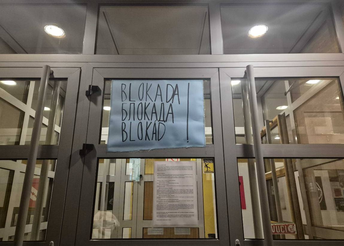 В начале декабря 2024 года студенты университетов в Белграде, Нови-Саде и Нише инициировали блокаду нескольких факультетов, выражая протест против действий властей и выдвигая ряд требований. Основные из них включают привлечение к ответственности лиц, причастных к репрессиям против студентов во время мероприятий в память о погибших в Нови-Саде, публикацию всех контрактов, связанных с реконструкцией железнодорожной станции в Нови-Саде, где 1 ноября произошло обрушение навеса, унесшее жизни 15 человек, а также освобождение задержанных активистов и студентов, участвовавших в акциях протеста.  Студенты заявляют, что не откажутся от своих требований и продолжат акции до их выполнения. Они подчеркивают важность прозрачности и ответственности властей, особенно в свете недавних трагических событий и последующих действий государственных органов.    —