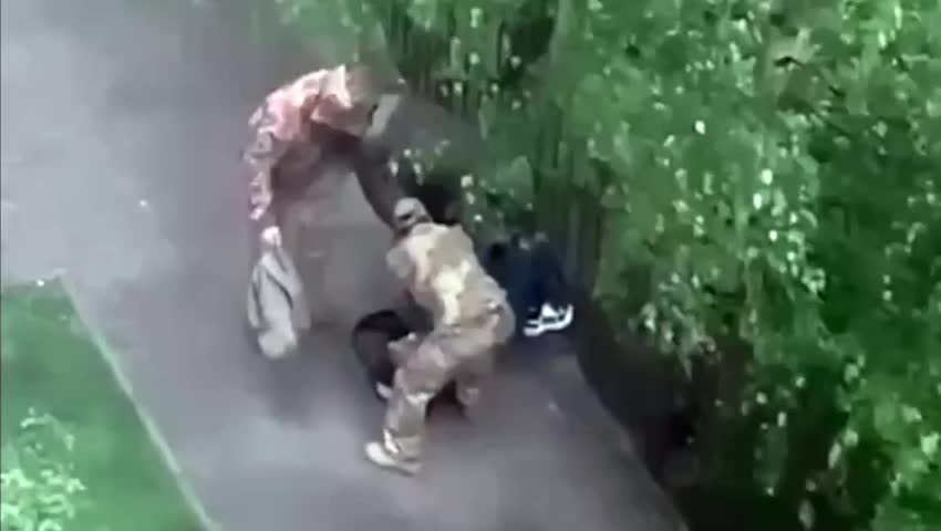 Во Львове мужчину, застрявшего в заборе, мобилизовали после спасения