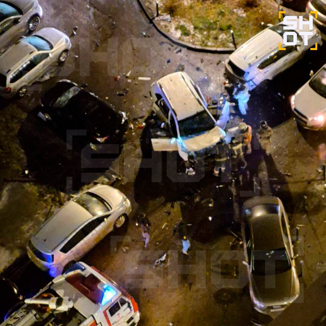 Прямо сейчас спасатели пытаются вытащить водителя из автомобиля который взорвался на парковке в Москве Kia Sorento очень сильно повреждена По данным SHOT автомобиль рванул около 7 утра после того как в него сел водитель Точные причины сейчас устанавливаются SHOT в MAX   max ru shot