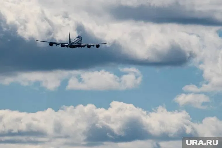 Самолет Пермь Сочи попал под удар молнии в обшивке нашли шесть отверстий Boeing 738 авиакомпании Россия выполнял рейс FV 6130 из Перми в Сочи При заходе на посадку утром 16 апреля экипаж заметил яркую вспышку около борта Системы не показали отклонений и командир принял решение продолжать снижение После посадки при осмотре обнаружили шесть сквозных отверстий в обшивке фюзеляжа и следы электричества на носовом обтекателе метеолокатора и антенне Судно временно отстранено от полетов и отправлено на внеплановый ремонт Пострадавших нет   Подписаться   Дать буст Мы в MAX