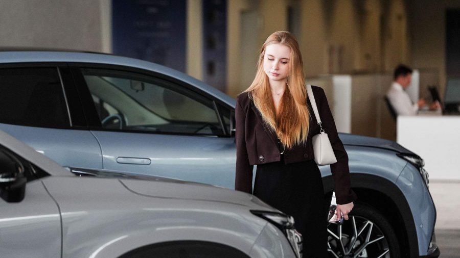 В России вырос спрос на новые автомобили В январе августе 2025 года новые автомобили стали на 10 3 более востребованы по сравнению с аналогичным периодом 2024 года В августе россияне на 6 3 чаще искали новые машины чем в июле Об этом Известиям сообщили в пресс службе Авито Авто www infoorel ru news v rossii vyros spros na novye avtomobili html