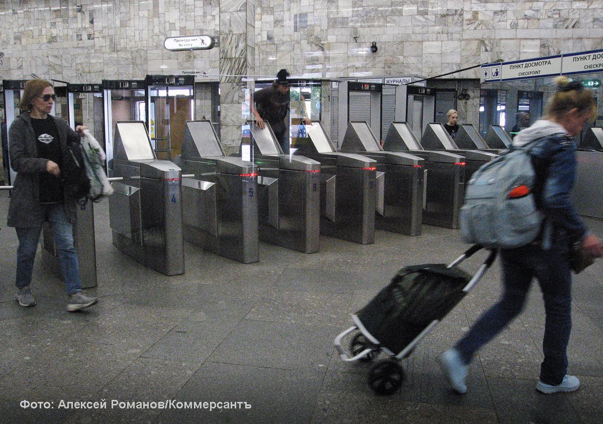Служба безопасности метро Петербурга задержала детей, перепрыгивавших через турникеты Подростков, которые перепрыгивали через турникеты в петербургском метро, задержаны Службой транспортной безопасности подземки. Случаи правонарушений были зафиксированы с 26 апреля по 2 мая, сообщили в пресс-службе метро. Там убеждены, что дети попали под деструктивное влияние на онлайн-платформах, поэтому демонстративно попадали в подземку, минуя оплату через турникеты. После задержания нарушителей передали сотрудникам полиции для проведения следственных мероприятий. За эти нарушения предусмотрен штраф в размере до 3000 рублей. Если же будут выявлены факты нарушения закона в сфере транспортной безопасности, подросткам грозит более строгое наказание, включая административный арест на срок до десяти суток.