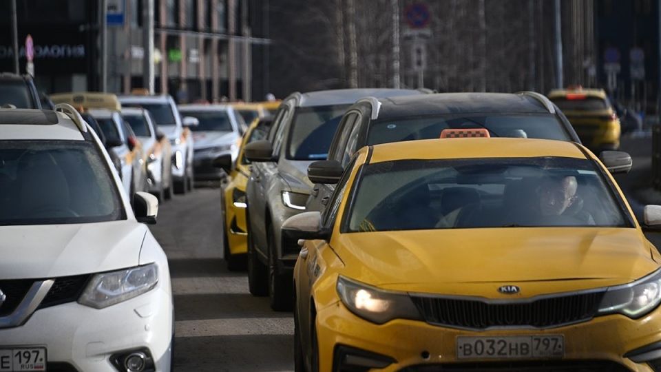 Движение автомобилей по Крымскому мосту временно приостановлено В четверг 28 августа днем движение автомобилей по Крымскому мосту было временно приостановлено сообщили в Telegram канале освещающем оперативную обстановку у объекта Водителей находящихся на мосту призвали сохранять спокойствие и следовать указаниям сотрудников транспортной безопасности Движение автотранспорта по Крымскому мосту временно приостановлено Просим тех кто находится на мосту или в зоне досмотра сохранять спокойствие и выполнять указания сотрудников транспортной безопасности указано в сообщении Сколько автомобилей ожидают проезда на мосту или перед ним пока не уточняется Согласно данным сервиса Яндекс Карты на участке дороги ведущем к пункту досмотра на въезде в Керчь около 15 киломе Подробнее