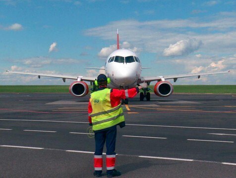 Калужский аэропорт возобновил прием и выпуск самолетов   Ограничения на прием и выпуск самолетов сняли в калужском аэропорту. Их вводили из соображений безопасности, сообщил пресс-секретарь ФАВТ.