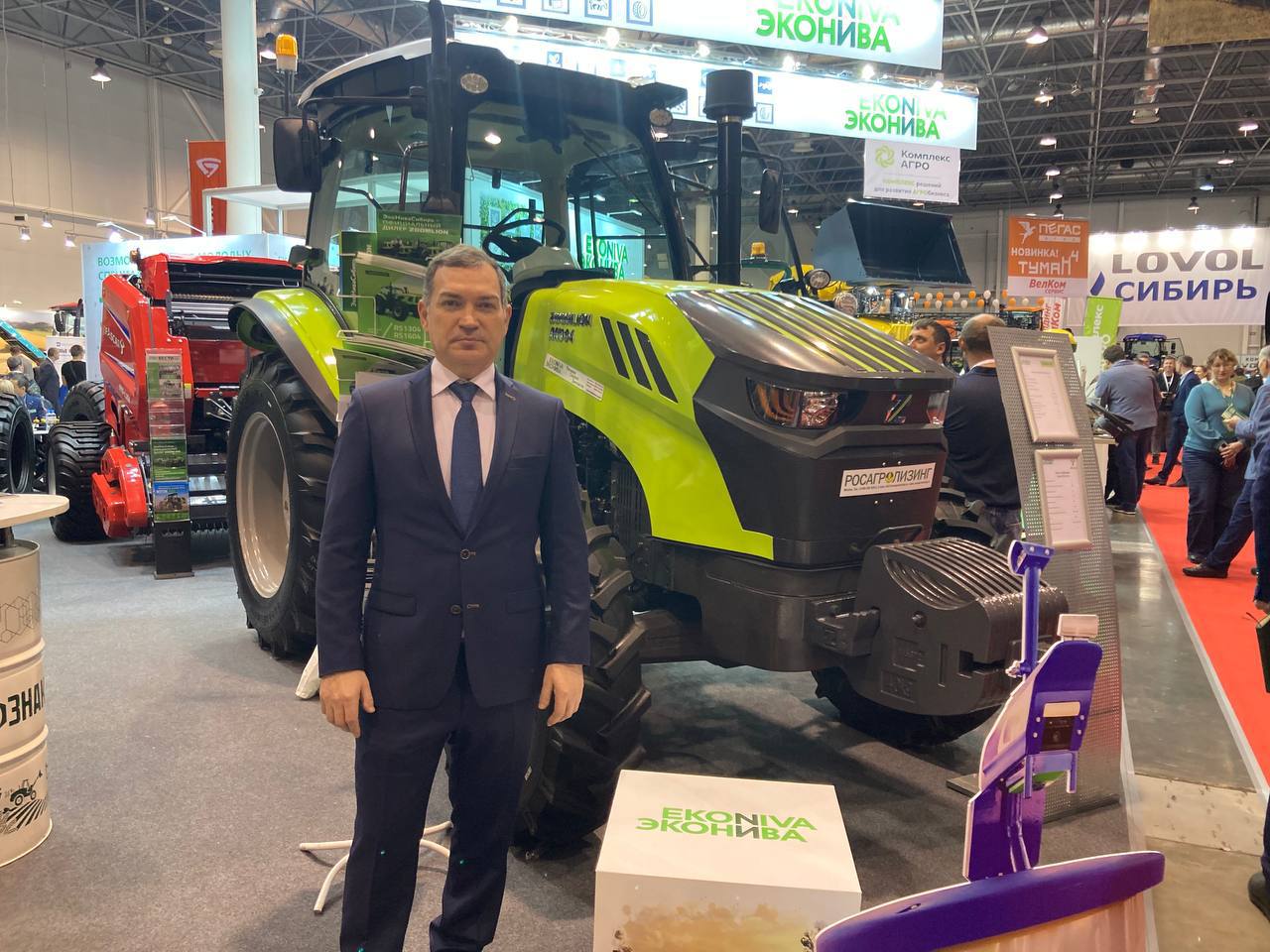 Сегодня принял участие в Сибирской аграрной неделе крупнейшей выставке технологий оборудования и инноваций для агропромышленного комплекса В Экспоцентре собрались более 350 компаний из России Беларуси и Китая Новосибирские предприятия также принимают участие представляют сельскохозяйственную технику кормовые добавки оборудование для хранения и переработки продукции зерносушилки элеваторы семена и многое другое Для нашего города такие события это возможность развивать деловую активность укреплять связи между производителями наукой и бизнесом Выставка продолжит работу до 7 ноября Всем участникам удачи и продуктивных встреч