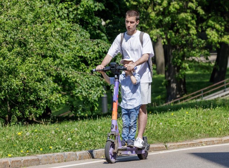 Любителей кататься на электросамокатах с детьми хотят штрафовать на 10 тысяч рублей Такое предложение прозвучало в Госдуме Если инициатива получит ход попытка погонять на двухколесной электричке с малышом до семи лет приведет к ощутимым финансовым потерям Распрощаться с кругленькой суммой придется если самокат не оборудован детским креслом или у ребенка нет отдельного самоката Изначально в проекте закона говорилось о штрафе в 5 тысяч но новая правка призывает к удвоению взыскания Подпишитесь на Абзац Добавьте Абзац в ленту Дзена