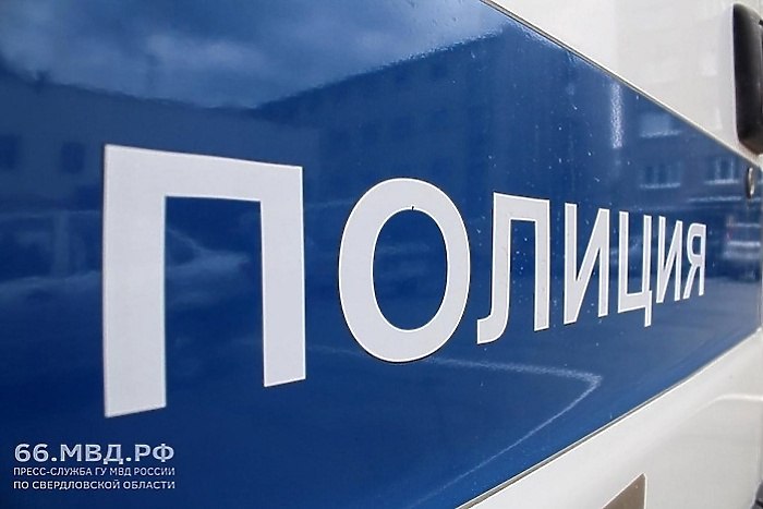 Правила есть правила Свердловчанин програл приятелю свою жизнь в игру на пальцах и был убит Приговор по уголовному делу об убийстве совершенном при необычных обстоятельствах вынес Туринский районный суд сообщает пресс служба объединенной пресс службы судов Свердловской области Обвиняемый в убийстве житель Слободы Туринской Сергей Горячевских в мае этого года отдыхал за употреблением алкоголя в компании товарища и знакомой В какой то момент мужчины заскучали и решили сыграть на интерес в детскую игру Камень ножницы бумага Ставкой они выбрали человеческую жизнь Победитель получал право либо убить проигравшего либо заказать ему убийство другого человека Стороны ударили по рукам В итоге выиграл обвиняемый Он взял со стола нож которым приятели резал сало и трижды ударил проигравшего Позже он самостоятельно вызвал потерпевшему скорую помощь Диспетчеру он сообщил что зарезал человека uralweb ru