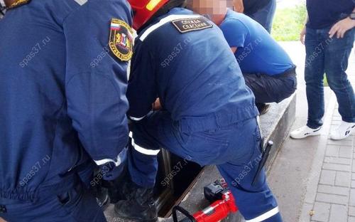 Сегодня около часа дня оперативному дежурному областного поисково-спасательного отряда поступило сообщение, что в одном из дворов города Иваново в решетке приямка многоэтажного дома застряла нога восьмилетней девочки.  Приехавшие на место происшествия спасатели при помощи аккумуляторного аварийно-спасательного инструмента освободили ногу девочки и передали ее родителям.  Дежурной смены ПСО Марат Сибагатуллин рассказывает:  «К дому подъехать было невозможно, а девочка сильно плакала от боли, - рассказал старший. Поэтому было решено попробовать новый инструмент – аккумуляторные гидравлические ножницы. Именно с помощью их мы смогли быстро освободить ребенка из этой ловушки»