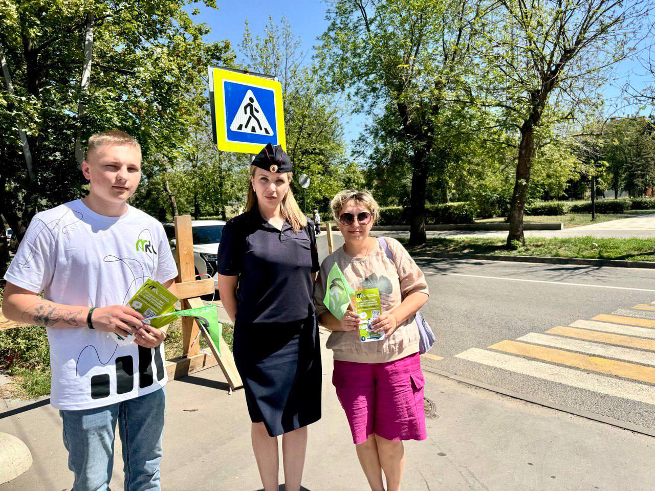 В Луганске сотрудники Центра ДиТН, ПБДД ГИБДД по ЛНР совместно с представителями мобильного оператора «МКС» провели акцию В рамках оперативно-профилактического мероприятия «Пешеходный переход» на дорогах столицы республики сотрудники Госавтоинспекции провели мероприятие, в ходе которого напомнили водителям о необходимости снижать скорость перед пешеходными переходами, а также о предоставлении преимущества пешеходам, особенно юным участникам дорожного движения. Приятным сюрпризом для каждого водителя, который сегодня встретился с нашими инспекторами, стали подарки от оператора «МКС». Каждый водитель внимательно слушал инспектора, дал обещание быть предельно внимательным, а также подарил свою улыбку в знак благодарности. ‼ Госавтоинспекция призывает водителей с уважением относится к пешеходу, который уже ступил на пешеходный переход. #Центр_ДиТН_ПБДД_ГИБДД #Луганск #Пешеходный_переход