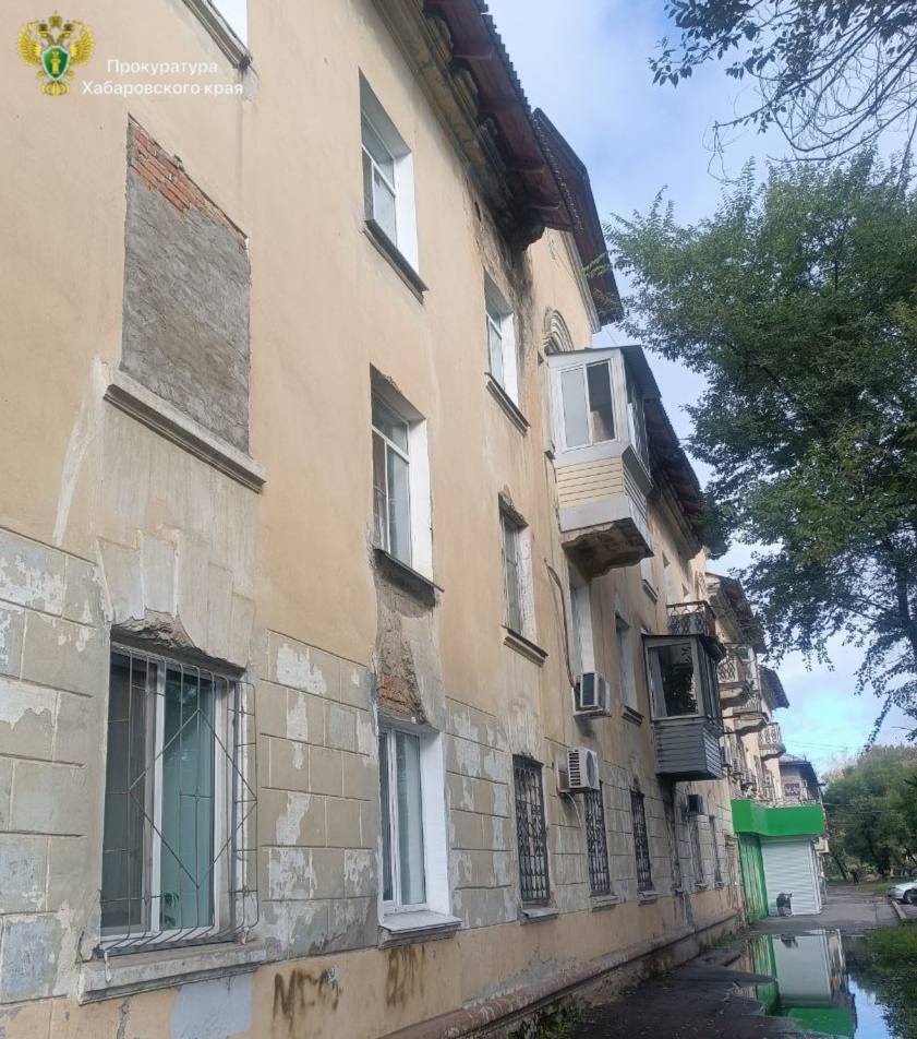 В Хабаровске перед судом предстанет сотрудник коммерческой организации не принявший мер к очистке крыши дома от снега и наледи Прокуратурой Индустриального района г Хабаровска утверждено обвинительное заключение по уголовному делу в отношении заместителя директора коммерческой организации осуществляющей работы по очистке крыш домов от снега и наледи Мужчина обвиняется по п в ч 2 ст 238 УК РФ оказание услуг не отвечающих требованиям безопасности Весной 2025 года сотрудник подрядной компании получил информацию о необходимости срочного проведения работ по уборке снега и наледи с крыши многоквартирного дома по ул Халтурина в г Хабаровске Однако поручение обвиняемый проигнорировал не приняв меры к устранению опасных образований В результате его бездействия в марте 2025 года на 47 летнюю жительницу города выходившую из магазина расположенного в этом доме обрушилась наледь скопившаяся на кровле Пострадавшая в тяжелом состоянии была госпитализирована Полученные травмы квалифицированы как тяжкий вред здоровью После вручения обвинительного заключения уголовное дело будет направлено в Индустриальный районный суд г Хабаровска для рассмотрения по существу Прокуратура Хабаровского края