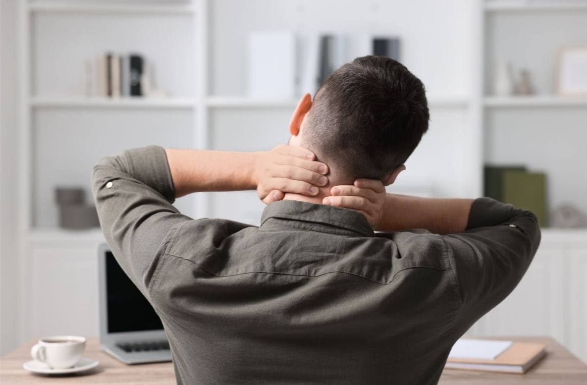 Инсульт паралич или смерть к таким последствиям может привести привычка похрустеть шеей напомнили врачи Характерный звук возникает из за лопающихся пузырьков газа в суставной жидкости но регулярные манипуляции приводят к микроповреждениям сосудов и повышают риск тромбообразования Врачи приводят реальные примеры в 2023 году мужчина получил кровоизлияние в мозг после того как решил размять шею одним резким движением