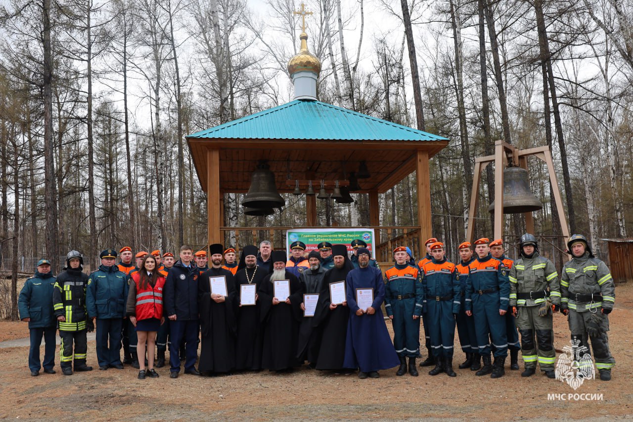 Добровольная пожарная дружина появилась в мужском монастыре в Чите На территории Свято-Успенского мужского монастыря в Чите создана добровольная пожарная дружина. Обучение прошли шесть священнослужителей. В программе первоначальной подготовки, которую прошли участники дружины, было обучение основам тушения возгораний, особенностей борьбы с лесными и степными пожарами и проведению аварийно-спасательных работ. Сотрудники МЧС провели инструктаж и передали монастырю ранцевый огнетушитель, термостойкий капюшон газодымозащитного комплекта, два огнетушителя и воздуходувку. Также участники дружины могут использовать трактор, который есть в монастыре, для создания минерализованных полос и в качестве водовоза. По словам настоятеля монастыря игумена Сафрония, для монастыря угроза пожара не исключена, так как он находится в лесу, поэтому создание добровольной пожарной дружины было необходимо. Он отметил важность умения правильно тушить пожар, вовремя реагировать и оказывать помощь пострадавшим. Фото: ChitaMedia Забайкальский край
