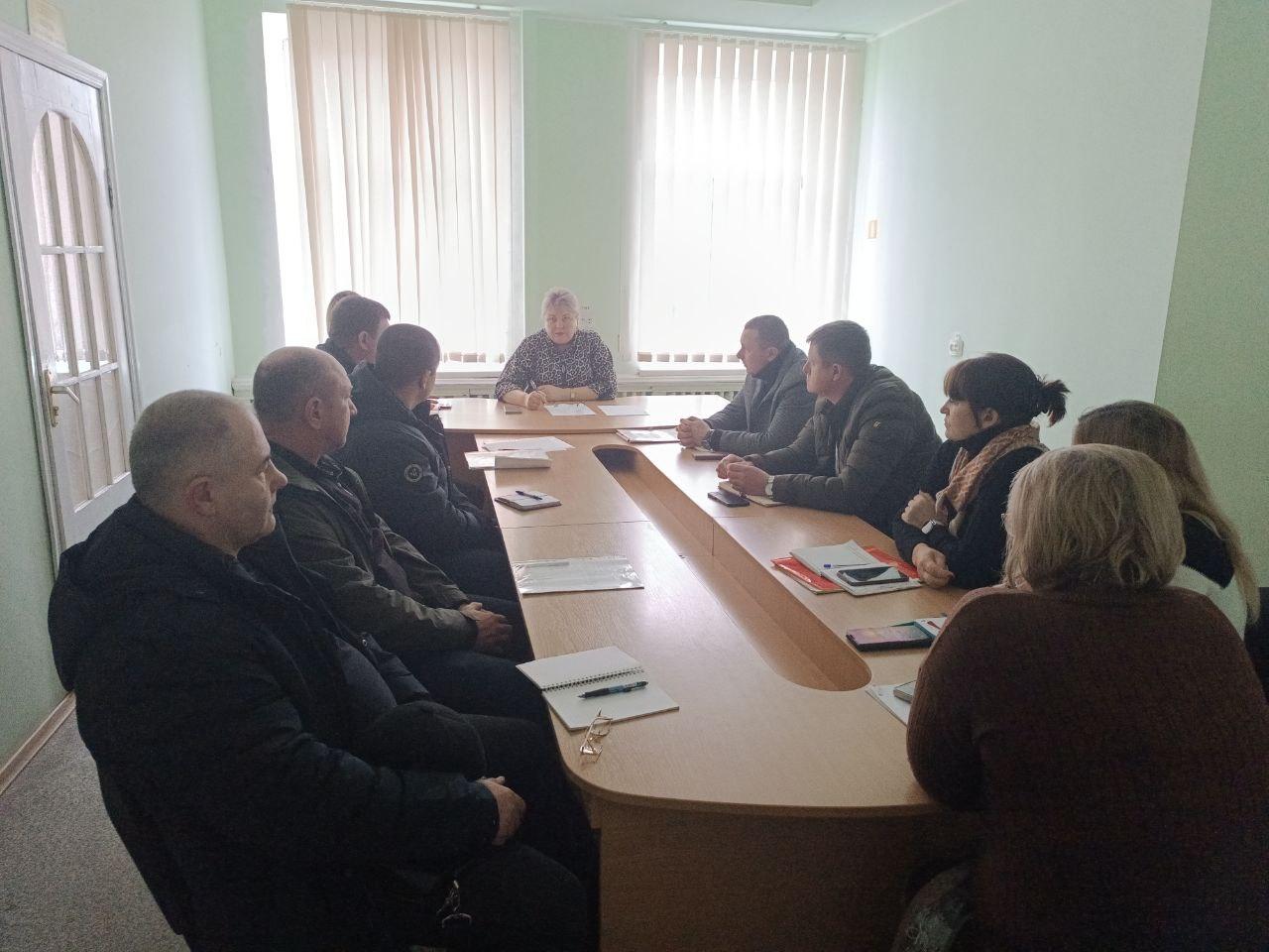 Заседание комиссии по предупреждению и ликвидации чрезвычайных ситуаций ЧС в Великолепетихском МО Заседание Комиссии по предупреждению и ликвидации чрезвычайных ситуаций и обеспечению пожарной безопасности Великолепетихского муниципального образования Под председательством главы Великолепетихского муниципального округа Херсонской области Ольги Николаевны Барановской 19 декабря 2025 года состоялось заседание комиссии по предупреждению и ликвидации чрезвычайных ситуаций ЧС и обеспечению пожарной безопасности Секретарь комиссии ведущий специалист Евгений Александрович Лебедь На заседании были подведены итоги работы комиссии за 2025 год где был отмечен ряд успешных мероприятий направленных на повышение безопасности населения и территорий округа Особое внимание уделили анализу проведенных учений и тренировок по гражданской обороне и реагированию на ЧС Комиссия утвердила план работы на 2026 год предусматривающий усиление профилактических мер совершенствование системы оповещения населения и повышение готовности сил и средств к реагированию на ЧС различного характера Обсудили организационные мероприятия по обеспечению пожарной безопасности на объектах задействованных в новогодних и рождественских праздниках Принято решение об усилении контроля за соблюдением правил пожарной безопасности на этих объектах Особое внимание уделили готовности сил и средств к оперативному реагированию на возможные происшествия на социальных объектах во время подготовки и проведения праздников Комиссия приступила к подготовке плана гражданской обороны и защиты населения на 2026 год который будет учитывать современные требования и риски