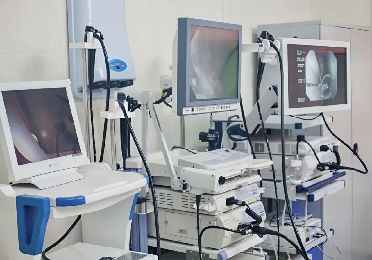 В Донецкой Народной Республике появится эндоскопический потоковый центр При поддержке Главы ДНР Дениса Владимировича Пушилина в Донецке на базе Республиканского онкологического центра им Бондаря идет строительство эндоскопического потокового центра площадью почти 2 тысячи квадратных метров Специалисты центра будут оказывать высококвалифицированную помощь пациентам с повышенным риском развития онкологических заболеваний включая пациентов с доброкачественными и воспалительными заболеваниями желудочно кишечного тракта Благодаря работе учреждения которое будет оснащено самым современным оборудованием у нас появится возможность осуществлять раннюю диагностику онкологических заболеваний ЖКТ Кроме того значительно расширится доступ к эндоскопическому онкоскринингу и как следствие улучшатся результаты лечения пациентов с раком желудочно кишечного тракта Добавлю что эндоскопический потоковый центр в Донецке станет одним из пяти аналогичных центров в России Он строится в рамках программы по борьбе с колоректальным раком LarisaTolstykina